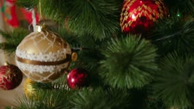 Πυροβολισμός κινηματογραφήσεων σε πρώτο πλάνο steadicam του όμορφου διακοσμημένου χριστουγεννιάτικου δέντρου στο καθιστικό με την απόθεμα βίντεο Πυροβολισμός κινηματογραφήσεων σε πρώτο πλάνο steadicam του όμορφου διακοσμημένου χριστουγεννιάτικου δέντρου στο καθιστικό με την απόθεμα βίντεο