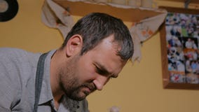 3 πυροβολισμοί Επαγγελματικός αγγειοπλάστης που διαμορφώνει την κούπα στο εργαστήριο αγγειοπλαστικής φιλμ μικρού μήκους 3 πυροβολισμοί Επαγγελματικός αγγειοπλάστης που διαμορφώνει την κούπα στο εργαστήριο αγγειοπλαστικής φιλμ μικρού μήκους