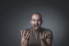 Πυροβολισμός στούντιο ενός ατόμου με μια έκπληκτη και ενθουσιώδη έκφραση στοκ φωτογραφίες Πυροβολισμός στούντιο ενός ατόμου με μια έκπληκτη και ενθουσιώδη έκφραση στοκ φωτογραφίες