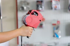 Πυροβόλο όπλο τιμολόγησης καταστημάτων εκμετάλλευσης χεριών στοκ φωτογραφία Πυροβόλο όπλο τιμολόγησης καταστημάτων εκμετάλλευσης χεριών στοκ φωτογραφία