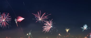 πυροτεχνήματα καλής χρονιάς πέρα από τις στέγες της Βιέννης στην Αυστρία στοκ φωτογραφίες με δικαίωμα ελεύθερης χρήσης πυροτεχνήματα καλής χρονιάς πέρα από τις στέγες της Βιέννης στην Αυστρία στοκ φωτογραφίες με δικαίωμα ελεύθερης χρήσης