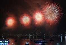 Πυροτεχνήματα πέρα από τη λίμνη στο pattaya Ταϊλάνδη στοκ φωτογραφία με δικαίωμα ελεύθερης χρήσης Πυροτεχνήματα πέρα από τη λίμνη στο pattaya Ταϊλάνδη στοκ φωτογραφία με δικαίωμα ελεύθερης χρήσης