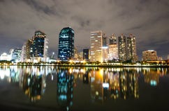 Πόλη της Μπανγκόκ κεντρικός τη νύχτα με την αντανάκλαση του ορίζοντα, Bangk στοκ εικόνες με δικαίωμα ελεύθερης χρήσης Πόλη της Μπανγκόκ κεντρικός τη νύχτα με την αντανάκλαση του ορίζοντα, Bangk στοκ εικόνες με δικαίωμα ελεύθερης χρήσης