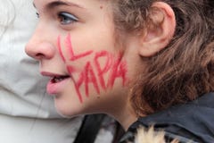 Νέος ιταλικός πιστός με «τον παπά» που γράφεται στο μάγουλο στοκ φωτογραφίες με δικαίωμα ελεύθερης χρήσης Νέος ιταλικός πιστός με «τον παπά» που γράφεται στο μάγουλο στοκ φωτογραφίες με δικαίωμα ελεύθερης χρήσης
