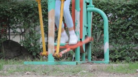 Πόδι των ανθρώπων που ασκούν στον εξοπλισμό γυμναστικής στο πάρκο απόθεμα βίντεο Πόδι των ανθρώπων που ασκούν στον εξοπλισμό γυμναστικής στο πάρκο απόθεμα βίντεο