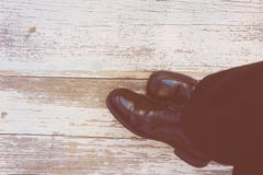 πόδια Άποψη πρώτος-προσώπων σχετικά με το αγροτικό ξύλινο υπόβαθρο στοκ φωτογραφίες πόδια Άποψη πρώτος-προσώπων σχετικά με το αγροτικό ξύλινο υπόβαθρο στοκ φωτογραφίες