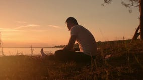 Πόδια τεντώματος ατόμων πριν από την πρακτική γιόγκας απόθεμα βίντεο Πόδια τεντώματος ατόμων πριν από την πρακτική γιόγκας απόθεμα βίντεο