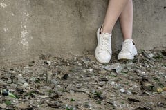 Πόδια εφήβου σε έναν σωρό του σπασμένων γυαλιού και των συντριμμιών ενοχλημένοι Teens και εθισμός στα ναρκωτικά στοκ εικόνες Πόδια εφήβου σε έναν σωρό του σπασμένων γυαλιού και των συντριμμιών ενοχλημένοι Teens και εθισμός στα ναρκωτικά στοκ εικόνες