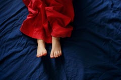 Πόδια μωρού στο κρεβάτι στοκ φωτογραφίες Πόδια μωρού στο κρεβάτι στοκ φωτογραφίες
