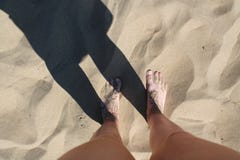 Πόδια στην άμμο σε μια παραλία στοκ εικόνες Πόδια στην άμμο σε μια παραλία στοκ εικόνες
