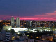 Πόλη Uberlandia κατά τη διάρκεια του πανέμορφου ρόδινου ηλιοβασιλέματος Αστικό τοπίο Uberlândia, Minas Gerais, Βραζιλία στοκ εικόνα Πόλη Uberlandia κατά τη διάρκεια του πανέμορφου ρόδινου ηλιοβασιλέματος Αστικό τοπίο Uberlândia, Minas Gerais, Βραζιλία στοκ εικόνα
