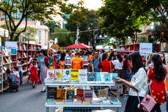 Πόλη Χο Τσι Μινχ, Βιετνάμ - 4 Φεβρουαρίου 2019: Οδός λουλουδιών χρώματος Nguyen κατά τη διάρκεια του σεληνιακού νέου έτους κεντρι στοκ εικόνες με δικαίωμα ελεύθερης χρήσης Πόλη Χο Τσι Μινχ, Βιετνάμ - 4 Φεβρουαρίου 2019: Οδός λουλουδιών χρώματος Nguyen κατά τη διάρκεια του σεληνιακού νέου έτους κεντρι στοκ εικόνες με δικαίωμα ελεύθερης χρήσης