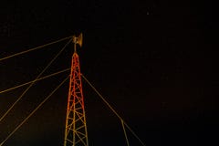 Πόλος κεραιών τη νύχτα από τη χαμηλή γωνία στοκ φωτογραφίες με δικαίωμα ελεύθερης χρήσης Πόλος κεραιών τη νύχτα από τη χαμηλή γωνία στοκ φωτογραφίες με δικαίωμα ελεύθερης χρήσης