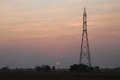 Πόλος υψηλής τάσης, πύργος υψηλής τάσης με το υπόβαθρο ηλιοβασιλέματος ουρανού στοκ εικόνες Πόλος υψηλής τάσης, πύργος υψηλής τάσης με το υπόβαθρο ηλιοβασιλέματος ουρανού στοκ εικόνες