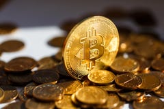 Πόροι χρηματοδότησης του μέλλοντος - cryptocurrency Bitcoin Χρυσός ακτινοβολήστε πολυτέλεια στοκ φωτογραφία με δικαίωμα ελεύθερης χρήσης Πόροι χρηματοδότησης του μέλλοντος - cryptocurrency Bitcoin Χρυσός ακτινοβολήστε πολυτέλεια στοκ φωτογραφία με δικαίωμα ελεύθερης χρήσης