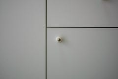 Πόρτα γλωσσών, σαφές, άσπρο ντουλάπι, μαύρη γραμμή στοκ εικόνες Πόρτα γλωσσών, σαφές, άσπρο ντουλάπι, μαύρη γραμμή στοκ εικόνες
