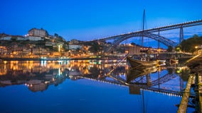Πόρτο με τη γέφυρα DOM Luiz, Πορτογαλία Στοκ φωτογραφία με δικαίωμα ελεύθερης χρήσης Πόρτο με τη γέφυρα DOM Luiz, Πορτογαλία Στοκ φωτογραφία με δικαίωμα ελεύθερης χρήσης
