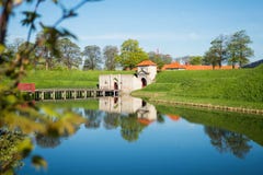πύλες σε διάσημη Kastellet ή την ακρόπολη που απεικονίζεται στο ήρεμο νερό, στοκ φωτογραφία πύλες σε διάσημη Kastellet ή την ακρόπολη που απεικονίζεται στο ήρεμο νερό, στοκ φωτογραφία