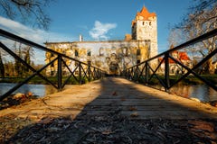Πύλη στο παλαιό πάρκο και Castle Pottendorf στην Αυστρία στοκ φωτογραφίες Πύλη στο παλαιό πάρκο και Castle Pottendorf στην Αυστρία στοκ φωτογραφίες