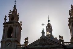 Πύργοι και θόλος της βασιλικής του αστεριού με τον ήλιο για να λάμψει, Estrela - Λισσαβώνα, Πορτογαλία στοκ εικόνες Πύργοι και θόλος της βασιλικής του αστεριού με τον ήλιο για να λάμψει, Estrela - Λισσαβώνα, Πορτογαλία στοκ εικόνες