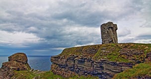 Πύργος Moher - ανεμοδαρμένη καταστροφή πετρών ενός παλαιού παρατηρητηρίου που στέκεται Hag στο κεφάλι στοκ φωτογραφία Πύργος Moher - ανεμοδαρμένη καταστροφή πετρών ενός παλαιού παρατηρητηρίου που στέκεται Hag στο κεφάλι στοκ φωτογραφία