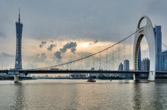 Πύργος και LiedeBridge TV Guangzhou στοκ φωτογραφία με δικαίωμα ελεύθερης χρήσης Πύργος και LiedeBridge TV Guangzhou στοκ φωτογραφία με δικαίωμα ελεύθερης χρήσης