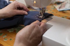 Ράβοντας μηχανή γυναικών στοκ φωτογραφία με δικαίωμα ελεύθερης χρήσης Ράβοντας μηχανή γυναικών στοκ φωτογραφία με δικαίωμα ελεύθερης χρήσης