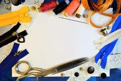 Ράβοντας το δημιουργικό πλαίσιο σχεδίου από τα σύνολα νημάτων, εκλεκτής ποιότητας ψαλίδι, βελόνες, δακτυλήθρα, στο άσπρο υπόβαθρο στοκ φωτογραφίες Ράβοντας το δημιουργικό πλαίσιο σχεδίου από τα σύνολα νημάτων, εκλεκτής ποιότητας ψαλίδι, βελόνες, δακτυλήθρα, στο άσπρο υπόβαθρο στοκ φωτογραφίες
