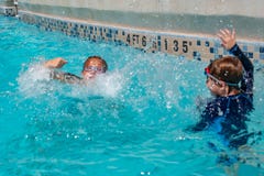 Ράντισμα αδελφών και αδελφών στη λίμνη σε Aquatica στη διεθνή περιοχή 1 Drive στοκ εικόνες Ράντισμα αδελφών και αδελφών στη λίμνη σε Aquatica στη διεθνή περιοχή 1 Drive στοκ εικόνες