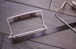Ράφι πετσετών στο λουτρό ή την κουζίνα Το μικρή βοηθητική εσωτερική λουτρό ή η κουζίνα, θα βοηθήσει στην οικονομία Λεπτομέρειες κ στοκ φωτογραφία Ράφι πετσετών στο λουτρό ή την κουζίνα Το μικρή βοηθητική εσωτερική λουτρό ή η κουζίνα, θα βοηθήσει στην οικονομία Λεπτομέρειες κ στοκ φωτογραφία