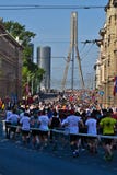 Ρήγα, Λετονία - 19 Μαΐου 2019: Δρομείς μαραθωνίου που φθάνουν στη γέφυρα Vansu στοκ φωτογραφίες Ρήγα, Λετονία - 19 Μαΐου 2019: Δρομείς μαραθωνίου που φθάνουν στη γέφυρα Vansu στοκ φωτογραφίες
