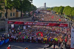 Ρήγα, Λετονία - 19 Μαΐου 2019: Συμμετέχοντες του μαραθωνίου της Ρήγας TET που περιμένουν στη σειρά στη γραμμή έναρξης στοκ φωτογραφίες Ρήγα, Λετονία - 19 Μαΐου 2019: Συμμετέχοντες του μαραθωνίου της Ρήγας TET που περιμένουν στη σειρά στη γραμμή έναρξης στοκ φωτογραφίες