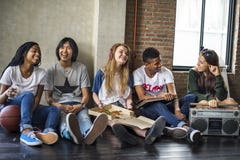 Ραδιο περιστασιακή έννοια Teens ύφους ενότητας φίλων μουσικής Ραδιο περιστασιακή έννοια Teens ύφους ενότητας φίλων μουσικής