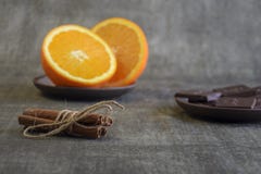 Ραβδιά κανέλας, τεμαχισμένο πορτοκάλι και κομμάτια της σκοτεινής σοκο στοκ εικόνες με δικαίωμα ελεύθερης χρήσης Ραβδιά κανέλας, τεμαχισμένο πορτοκάλι και κομμάτια της σκοτεινής σοκο στοκ εικόνες με δικαίωμα ελεύθερης χρήσης
