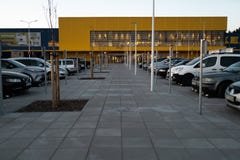 ΡΗΓΑ, ΛΕΤΟΝΙΑ - 3 ΑΠΡΙΛΊΟΥ 2019: Κυρία είσοδος λεωφόρων της IKEA κατά τη διάρκεια του σκοτεινού βραδιού και του αέρα - μπλε ουραν στοκ φωτογραφία με δικαίωμα ελεύθερης χρήσης ΡΗΓΑ, ΛΕΤΟΝΙΑ - 3 ΑΠΡΙΛΊΟΥ 2019: Κυρία είσοδος λεωφόρων της IKEA κατά τη διάρκεια του σκοτεινού βραδιού και του αέρα - μπλε ουραν στοκ φωτογραφία με δικαίωμα ελεύθερης χρήσης