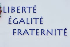 Ρητό της Γαλλικής Επανάστασης σε έναν άσπρο τοίχο στοκ εικόνα με δικαίωμα ελεύθερης χρήσης Ρητό της Γαλλικής Επανάστασης σε έναν άσπρο τοίχο στοκ εικόνα με δικαίωμα ελεύθερης χρήσης
