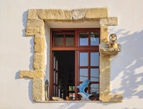 ΡΟΔΟΣ, ΕΛΛΑΔΑ 24 Αυγούστου 2015: Παράθυρο σε ένα σύγχρονο κεραμικό εργαστήριο αγγειοπλαστικής με τα στοιχεία της διακόσμησης στοκ φωτογραφία ΡΟΔΟΣ, ΕΛΛΑΔΑ 24 Αυγούστου 2015: Παράθυρο σε ένα σύγχρονο κεραμικό εργαστήριο αγγειοπλαστικής με τα στοιχεία της διακόσμησης στοκ φωτογραφία