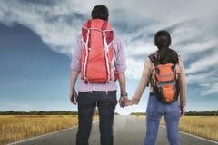 Ρομαντικά ασιατικά χέρια εκμετάλλευσης ταξιδιωτικών ζευγών και εξέταση την άποψη Στοκ Εικόνες Ρομαντικά ασιατικά χέρια εκμετάλλευσης ταξιδιωτικών ζευγών και εξέταση την άποψη Στοκ Εικόνες