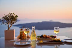 Ρομαντικό γεύμα για δύο στο ηλιοβασίλεμα Ελλάδα, Santorin στοκ φωτογραφίες Ρομαντικό γεύμα για δύο στο ηλιοβασίλεμα Ελλάδα, Santorin στοκ φωτογραφίες