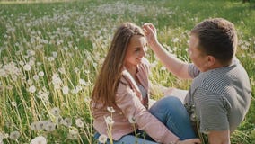 Ρομαντικό ζεύγος σε ένα πράσινο λιβάδι μεταξύ πολλών πικραλίδων Εξετάζουν ο ένας τον άλλον μάτια ` s ευτυχής από κοινού Καλοκαίρι απόθεμα βίντεο Ρομαντικό ζεύγος σε ένα πράσινο λιβάδι μεταξύ πολλών πικραλίδων Εξετάζουν ο ένας τον άλλον μάτια ` s ευτυχής από κοινού Καλοκαίρι απόθεμα βίντεο
