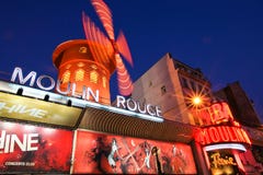 Ρουζ Moulin στο Παρίσι Γαλλία - θαμπάδα κινήσεων στοκ φωτογραφίες Ρουζ Moulin στο Παρίσι Γαλλία - θαμπάδα κινήσεων στοκ φωτογραφίες