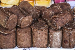 Ρουμανικό παραδοσιακό τυρί που τυλίγεται στο φλοιό έλατου και τις ρόδες του sm στοκ φωτογραφία Ρουμανικό παραδοσιακό τυρί που τυλίγεται στο φλοιό έλατου και τις ρόδες του sm στοκ φωτογραφία