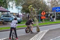 Ρωμαϊκή ψυχαγωγία οδών Unicyclists και ένας περιπατητής ξυλοποδάρων στοκ φωτογραφίες με δικαίωμα ελεύθερης χρήσης Ρωμαϊκή ψυχαγωγία οδών Unicyclists και ένας περιπατητής ξυλοποδάρων στοκ φωτογραφίες με δικαίωμα ελεύθερης χρήσης