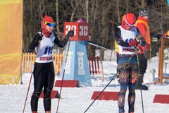 Ρωσία Berezniki στις 11 Μαρτίου 2018: snowboarders και σκιέρ στην κλίση σκι στοκ εικόνα Ρωσία Berezniki στις 11 Μαρτίου 2018: snowboarders και σκιέρ στην κλίση σκι στοκ εικόνα