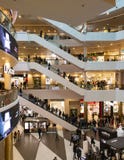 Ρωσία, Αγία Πετρούπολη, στις 27 Μαρτίου 2019 Εσωτερικό ενός σύγχρονου εμπορικού κέντρου στοκ φωτογραφίες με δικαίωμα ελεύθερης χρήσης Ρωσία, Αγία Πετρούπολη, στις 27 Μαρτίου 2019 Εσωτερικό ενός σύγχρονου εμπορικού κέντρου στοκ φωτογραφίες με δικαίωμα ελεύθερης χρήσης