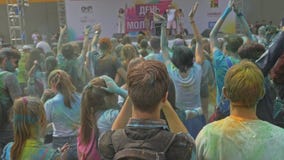 ΡΩΣΙΑ, ΙΡΚΟΥΤΣΚ - 27 ΙΟΥΝΊΟΥ 2018: Ευτυχείς νέοι που χορεύουν και που γιορτάζουν κατά τη διάρκεια του φεστιβάλ Holi των χρωμάτων ΡΩΣΙΑ, ΙΡΚΟΥΤΣΚ - 27 ΙΟΥΝΊΟΥ 2018: Ευτυχείς νέοι που χορεύουν και που γιορτάζουν κατά τη διάρκεια του φεστιβάλ Holi των χρωμάτων