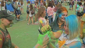 ΡΩΣΙΑ, ΙΡΚΟΥΤΣΚ - 27 ΙΟΥΝΊΟΥ 2018: Ευτυχείς νέοι που χορεύουν και που γιορτάζουν κατά τη διάρκεια του φεστιβάλ Holi των χρωμάτων ΡΩΣΙΑ, ΙΡΚΟΥΤΣΚ - 27 ΙΟΥΝΊΟΥ 2018: Ευτυχείς νέοι που χορεύουν και που γιορτάζουν κατά τη διάρκεια του φεστιβάλ Holi των χρωμάτων