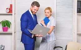 Ρωτήστε την άποψη του συναδέλφου Lap-top λαβής επιχειρηματιών που κάνει σερφ Διαδίκτυο Προϊστάμενος και γραμματέας ή βοηθητικό la στοκ εικόνες Ρωτήστε την άποψη του συναδέλφου Lap-top λαβής επιχειρηματιών που κάνει σερφ Διαδίκτυο Προϊστάμενος και γραμματέας ή βοηθητικό la στοκ εικόνες