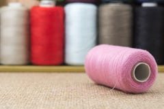 Ρόδινα στροφία του νήματος sackcloth Στοκ Φωτογραφίες Ρόδινα στροφία του νήματος sackcloth Στοκ Φωτογραφίες