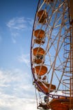Ρόδα Ferris ενάντια στον ουρανό στοκ εικόνα με δικαίωμα ελεύθερης χρήσης Ρόδα Ferris ενάντια στον ουρανό στοκ εικόνα με δικαίωμα ελεύθερης χρήσης